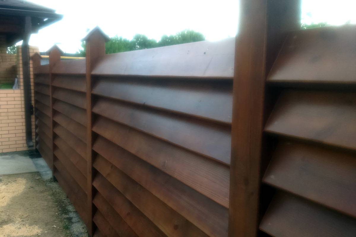 Забор жалюзи из металлических секций и деревянных досок своими руками