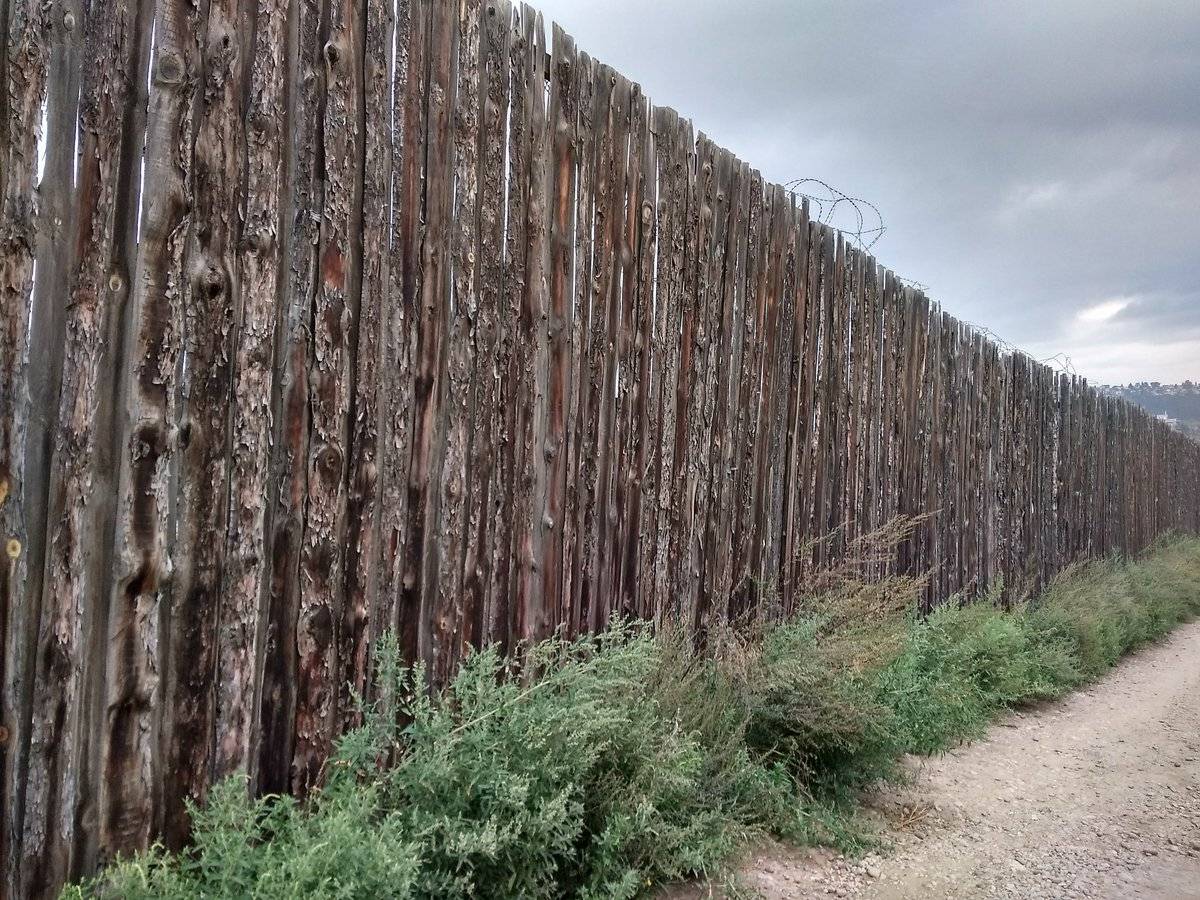 Забор из горбыля своими руками: фото, видео инструкция