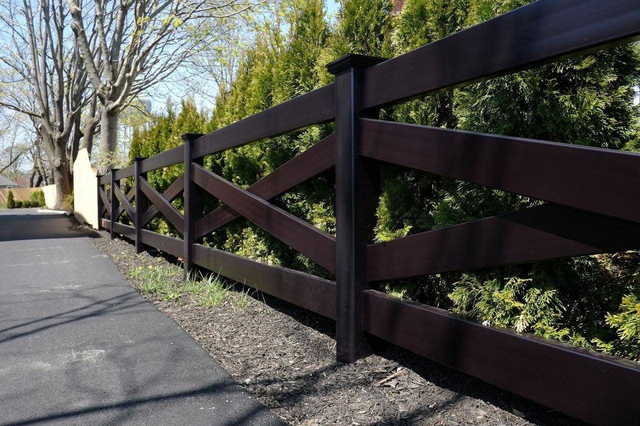 Какую ограду лучше сделать для террасы: деревянные, металлические ограждения
