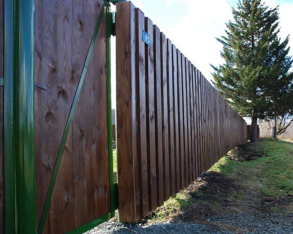 Чем можно обработать деревянный забор, чтобы он прослужил долго