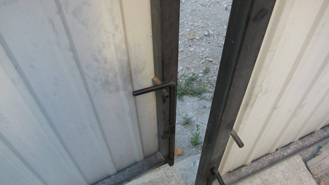 Засов на ворота: как сделать металлический или железный засов из профнастила для гаража своими руками, чертежи для этого и их виды