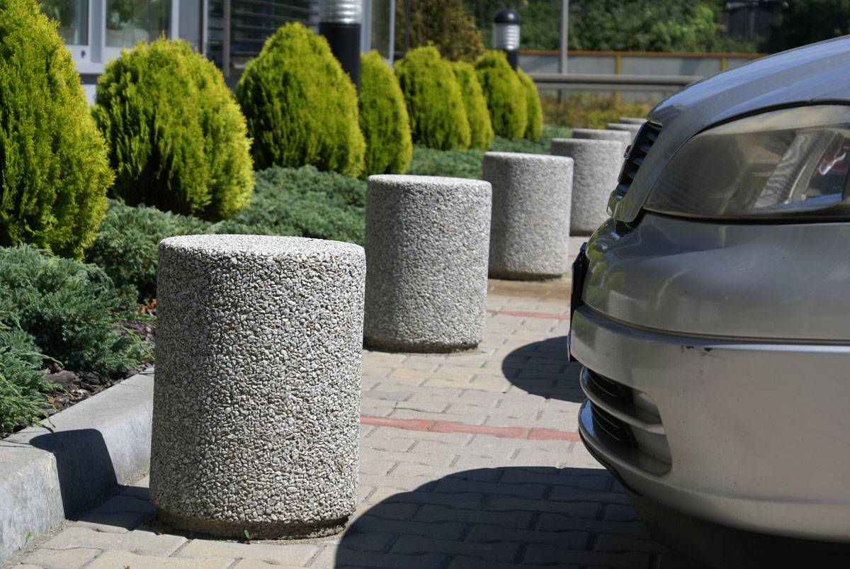 Ограждения для парковки: бетонные столбики во дворах, полусфера и цепь