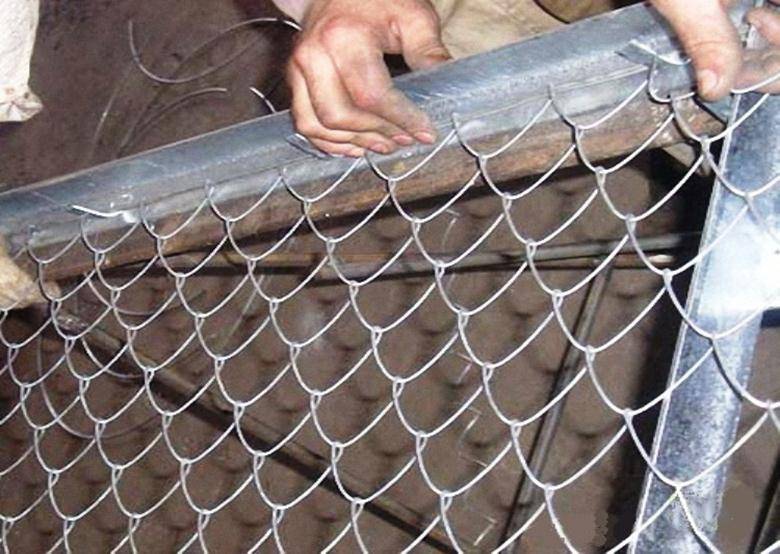 Как натянуть сетку рабицу на забор одному своими руками: на столбы с тросом, правильно повесить на крючки