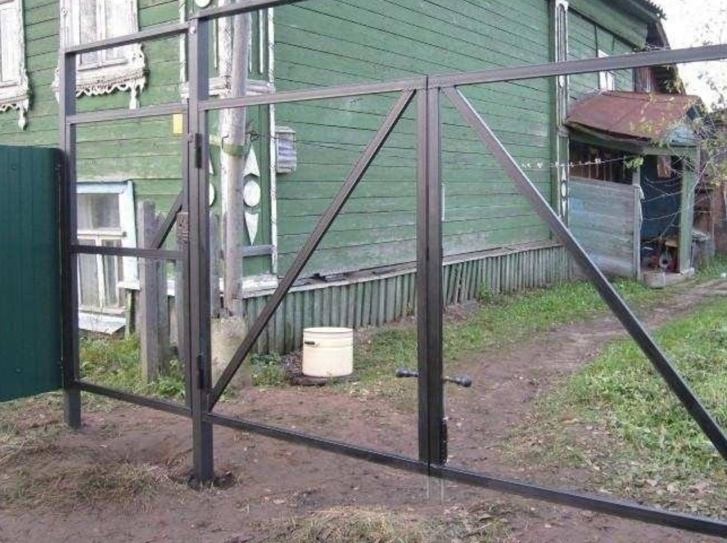 Как навесить ворота на металлические столбы?