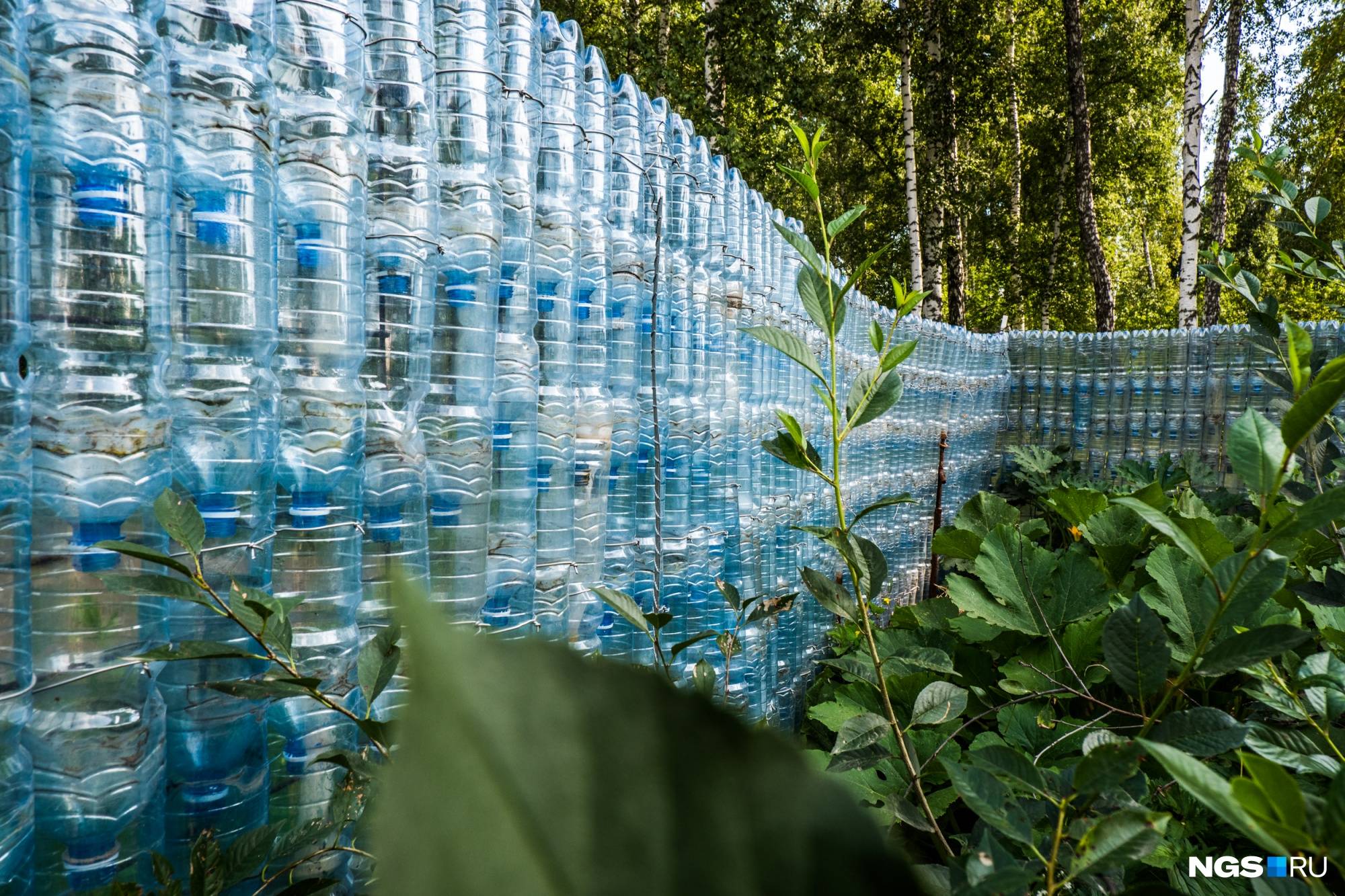 Забор из пластиковых бутылок - своими руками, технология и инструкция