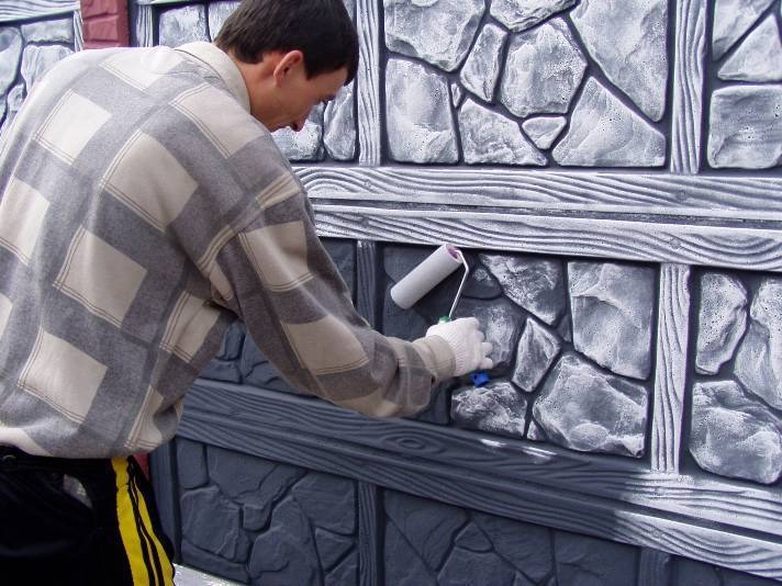 Покраска бетонного забора: очистка, выбор и нанесение лкм