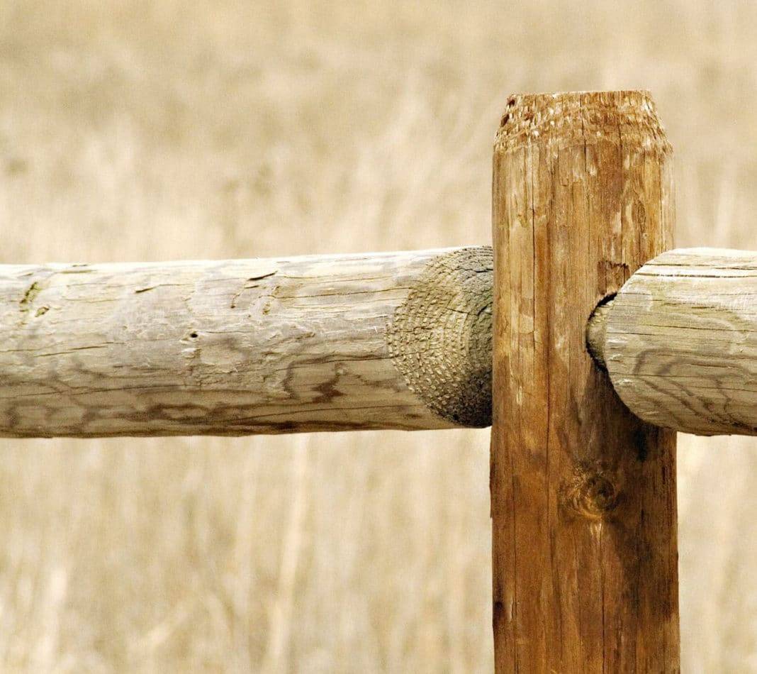 Как установить деревянные столбы для забора своими руками