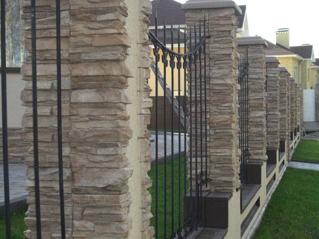 Как облицевать забор и цоколь: кладка и отделка камнем или фасадным кирпичом