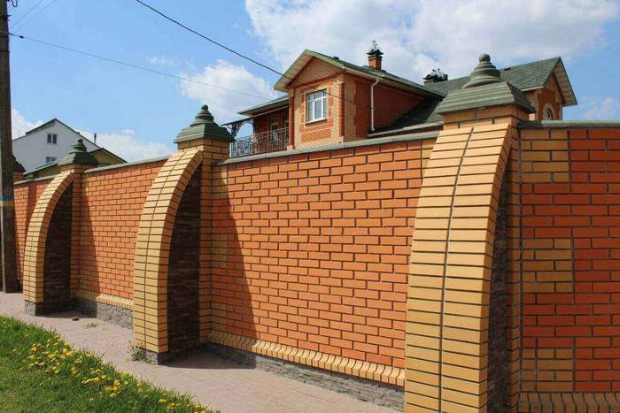 Кирпичный забор: лучшие современные варианты постройки и идеи дизайна (100 фото)
