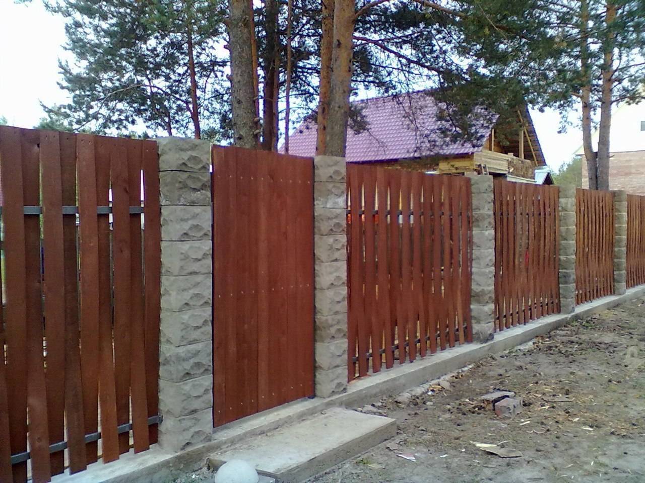 Сделать забор ключ цены. Заборы для дачи. Забор на дачу эконом. Деревянный забор с бетонными столбами. Забор для участка 10 соток.