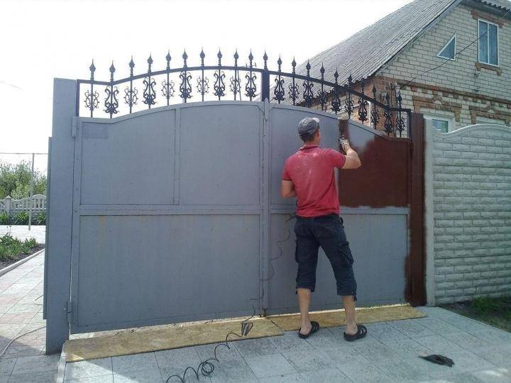 Как покрасить ржавый металлический забор?