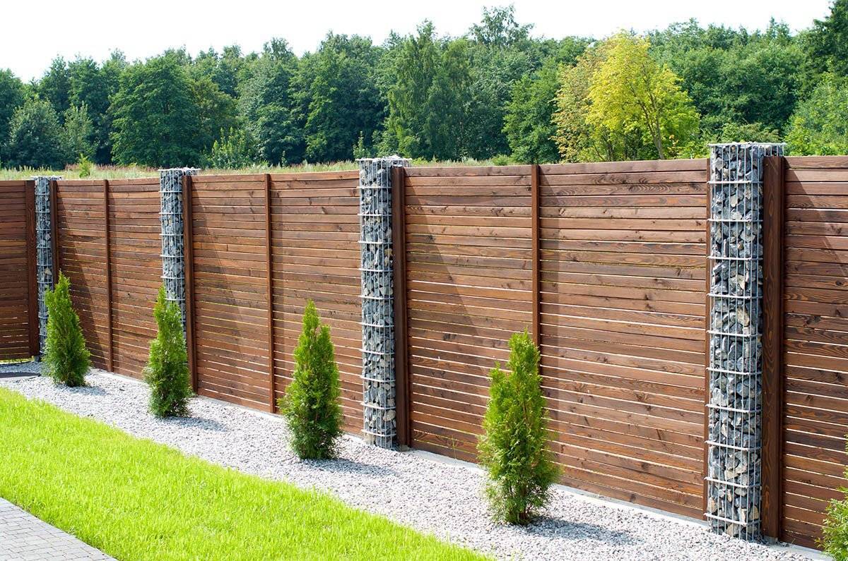 Забор из дерева для частного дома своими руками: ограждение для дачи, идеи с фото