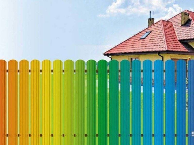 Чем покрасить деревянный забор из штакетника – выбор подходящей краски и ее нанесение