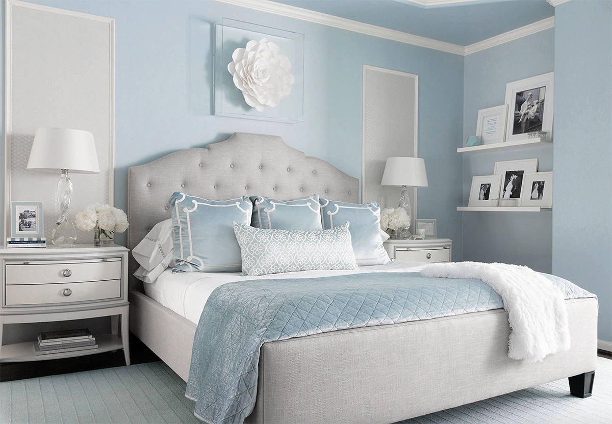 Кремово голубой. Спальня в бело голубых тонах. Голубые стены в спальне. Спальня в синих тонах. Голубой интерьер.