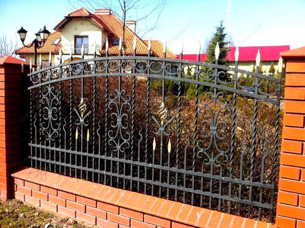 Кованый забор для частного дома - красивые металлические ограждения с ковкой