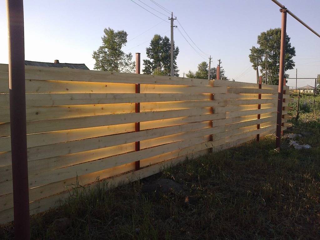 Деревянный забор на металлических столбах своими руками: инструкция | садоводство24