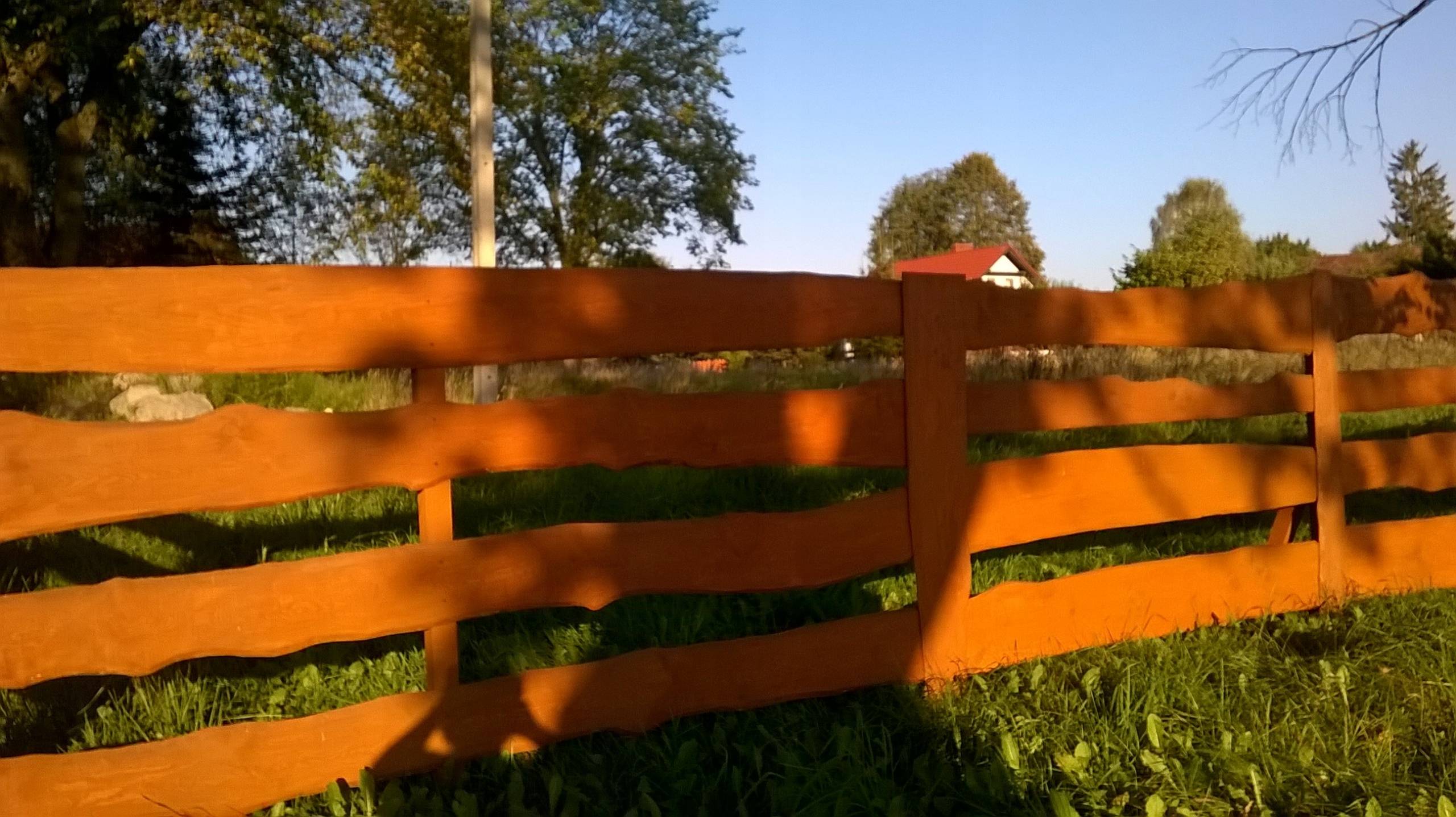 Как построить недорогой забор из необрезной доски