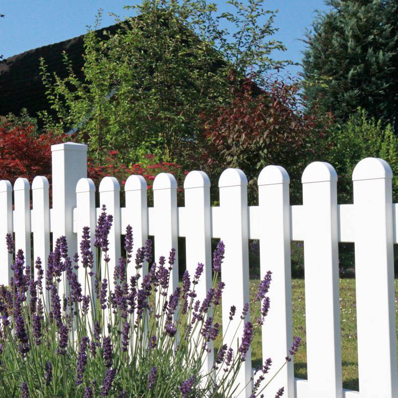 Как покрасить деревянный забор, чтобы он прослужил 10 лет и более