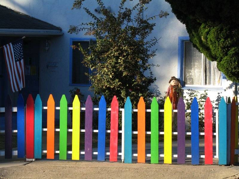 Как покрасить забор из штакетника фото