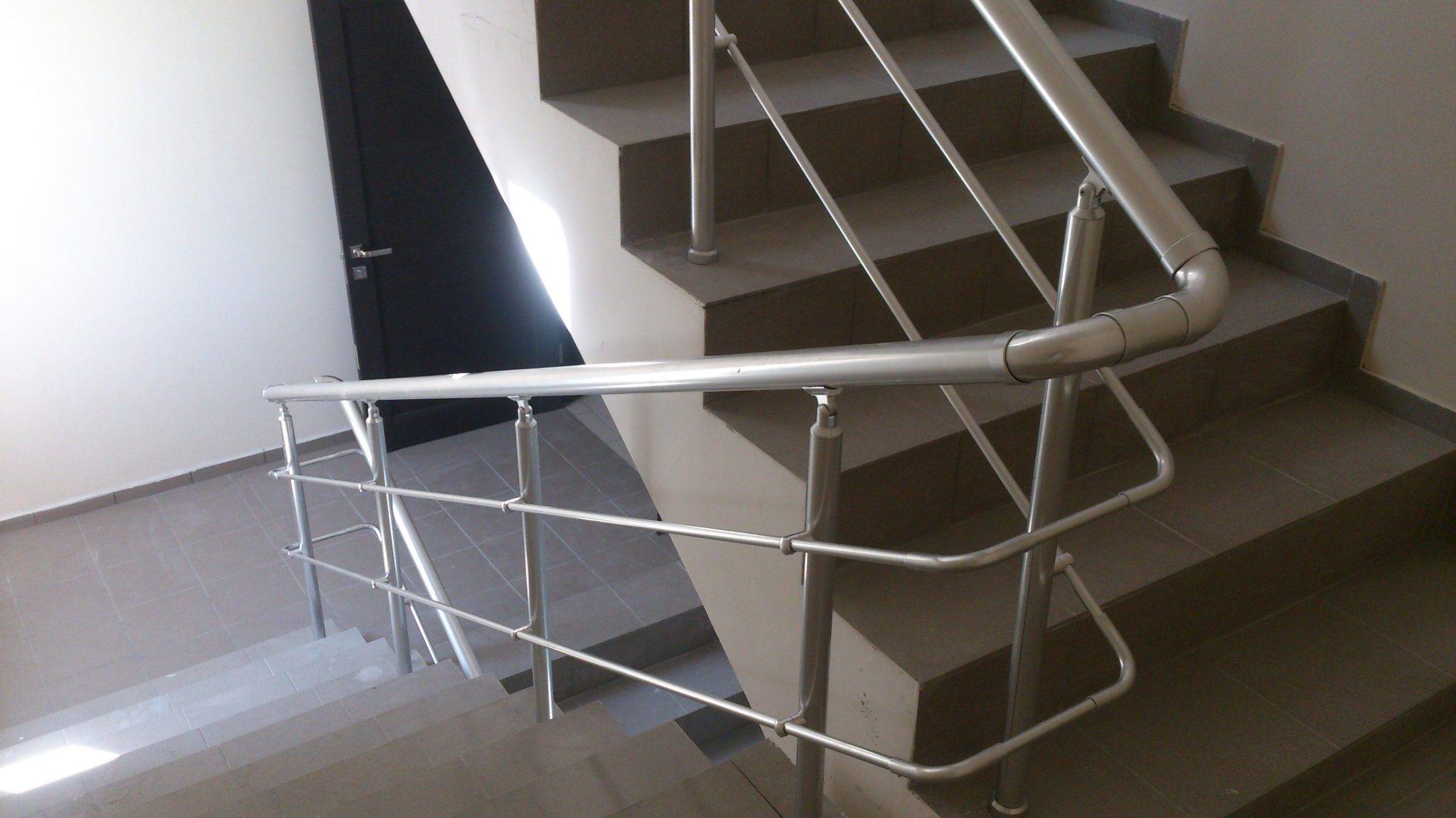 Характеристика и преимущества установки алюминиевых перил для лестниц
