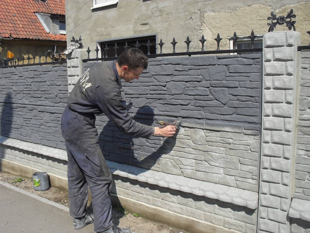 Покраска бетонного забора: очистка, выбор и нанесение лкм