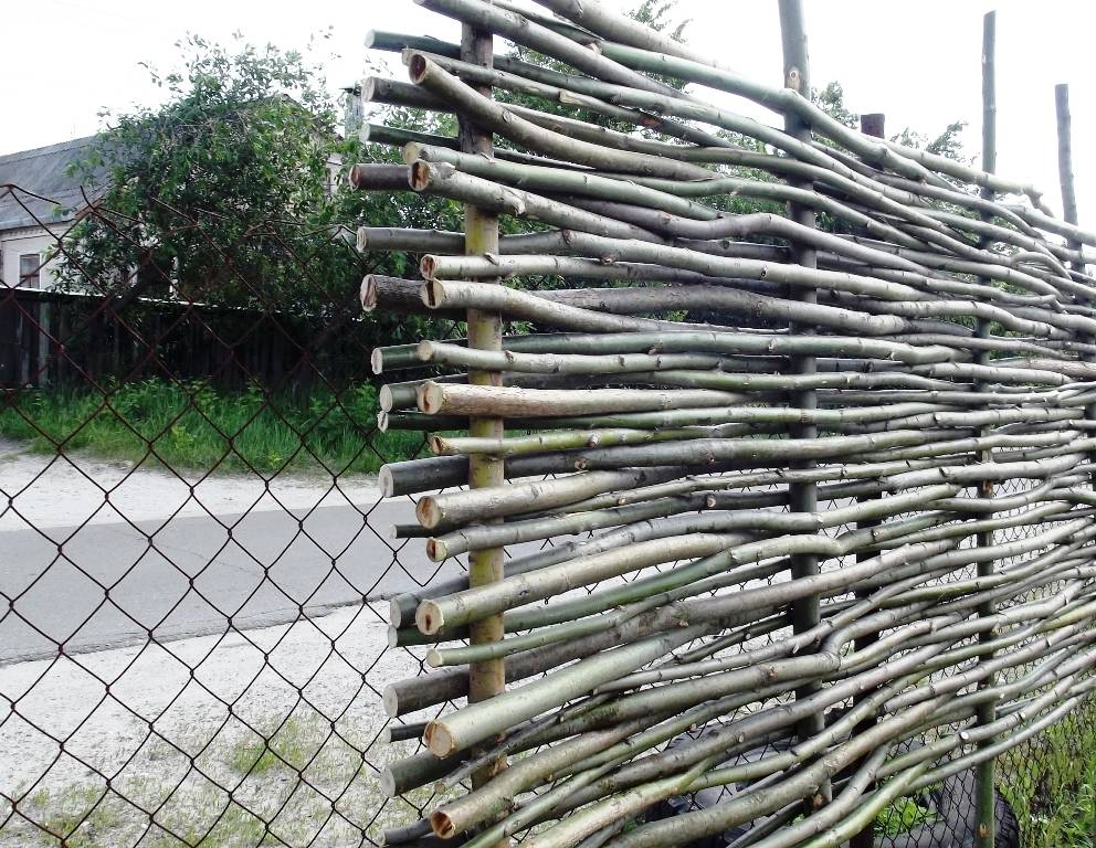 Забор из дерева елочкой
