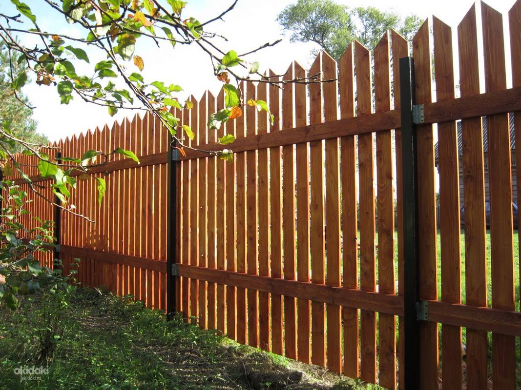 Деревянный забор на металлических столбах - строим самостоятельно