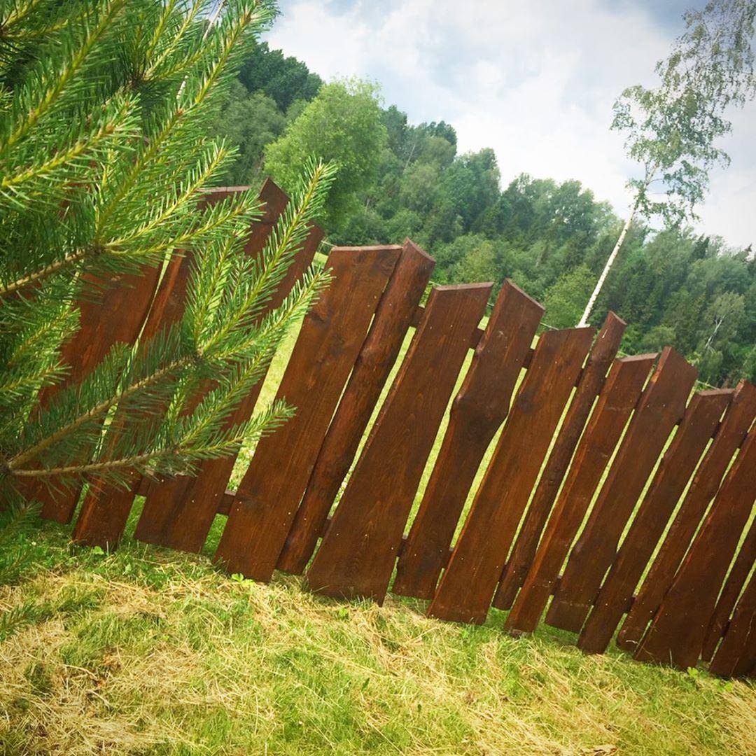 Забор из досок (39 фото): необрезной дощатый забор, модели из террасной доски, горизонтальная и вертикальная пластиковая изгородь — sibear.ru