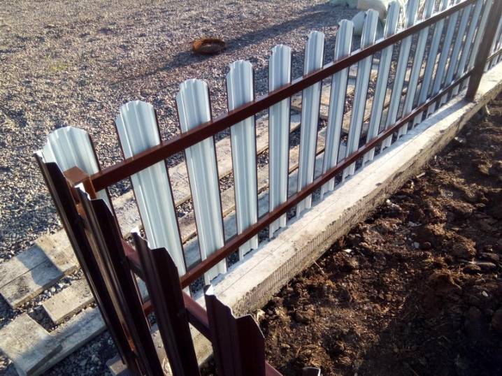 Как построить забор из металлического штакетника - строимнаучастке.ру