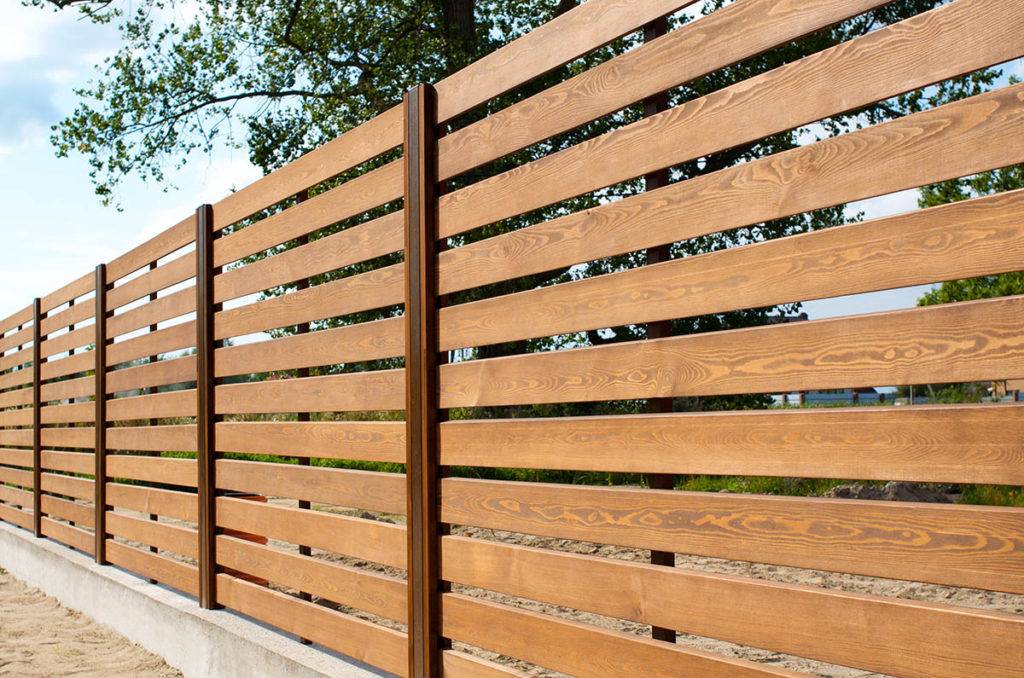 Забор из досок (39 фото): необрезной дощатый забор, модели из террасной доски, горизонтальная и вертикальная пластиковая изгородь