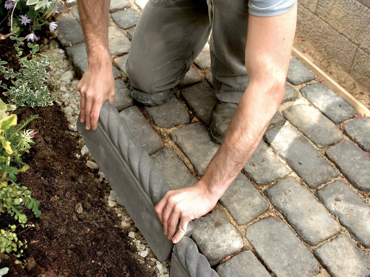 Как сделать бордюр для садовых дорожек своими руками из подручных материалов + фото