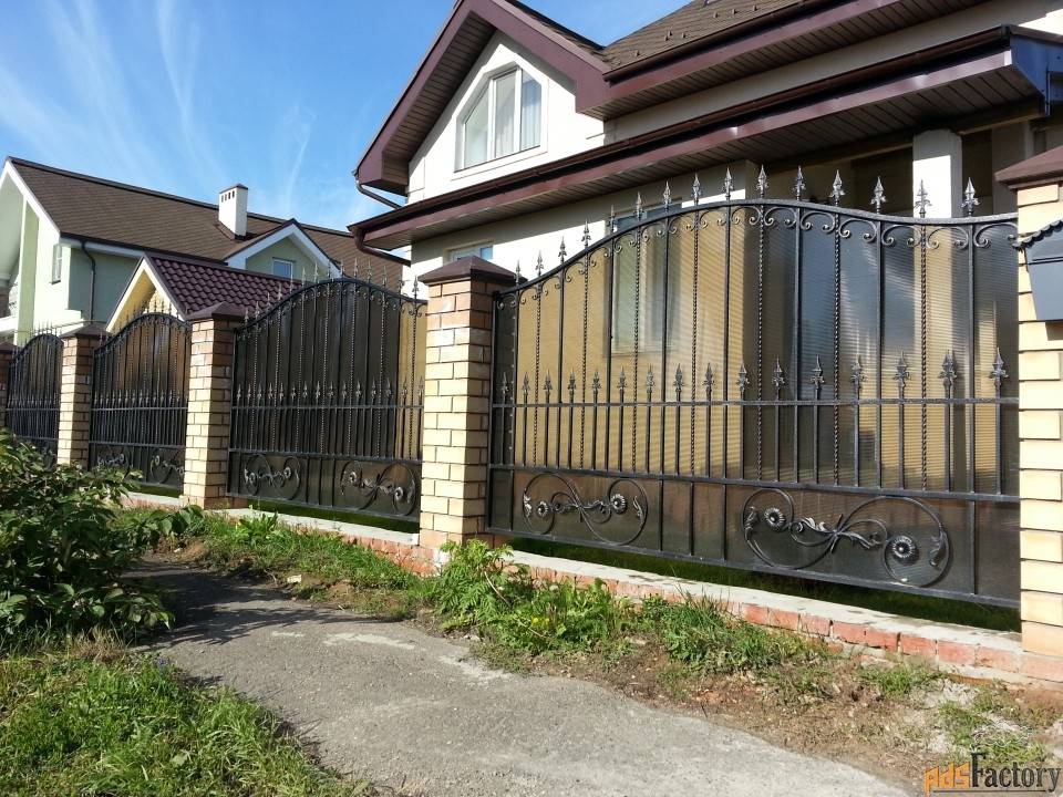 Забор из поликарбоната между соседями на даче, для частного дома