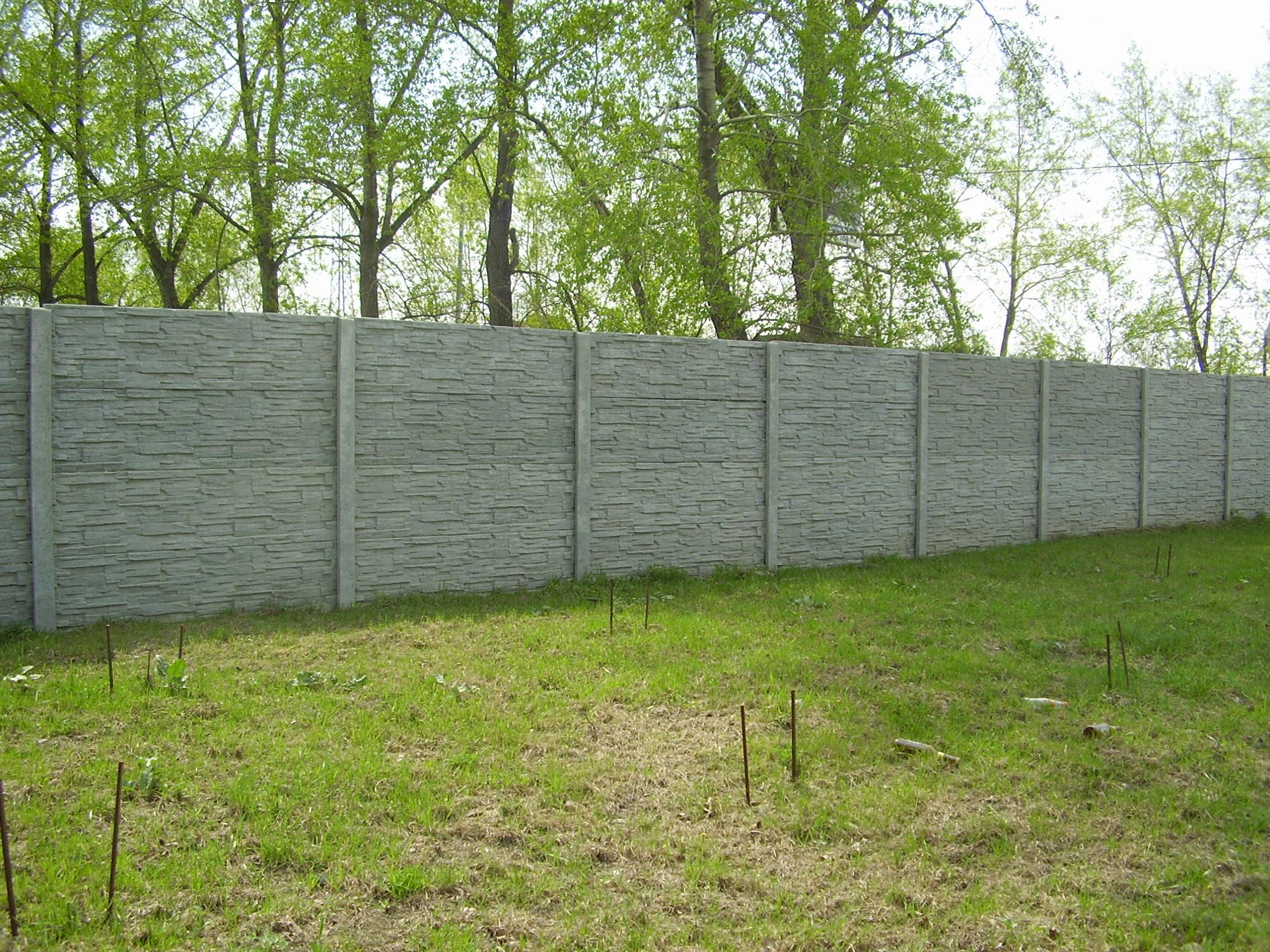 Забор из бетонных плит: технологии монтажа своими руками, плюсы и минусы