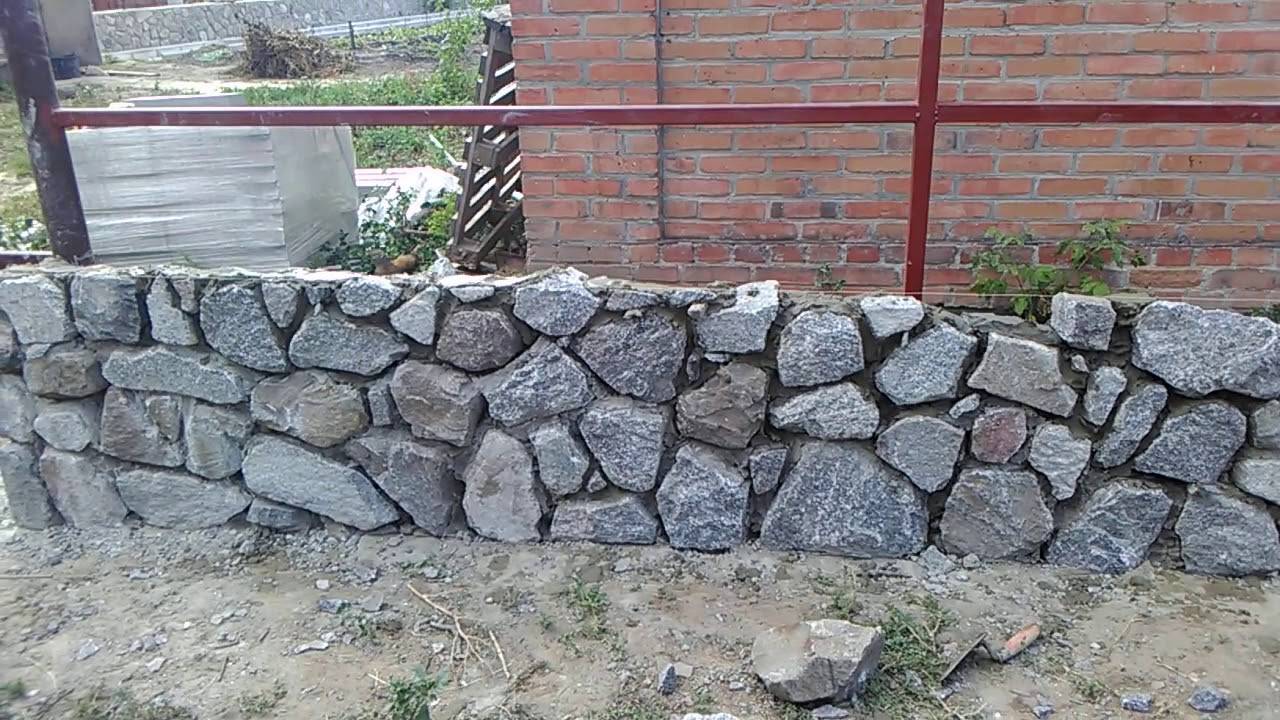 Забор из камня: плюсы и минусы, фото и цена