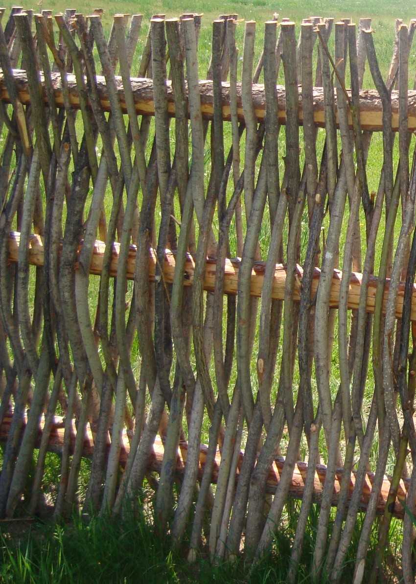 Как сделать плетеный забор своими руками