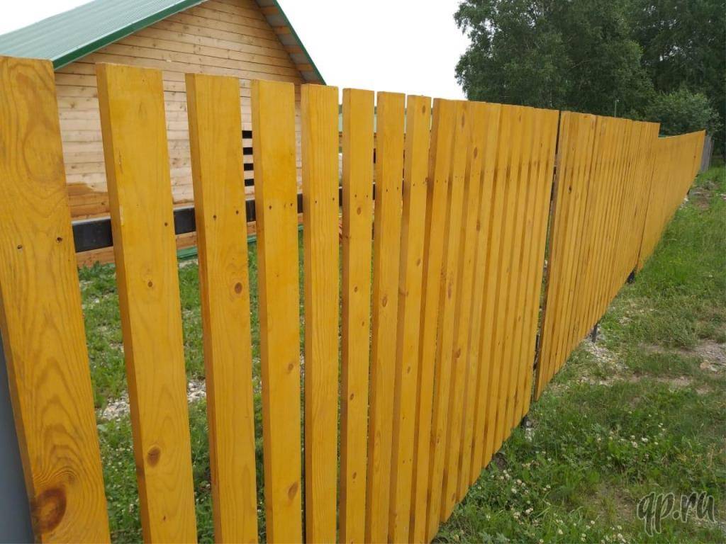 Забор из деревянного штакетника своими руками: расчет, размеры, монтаж, оригинальные идеи