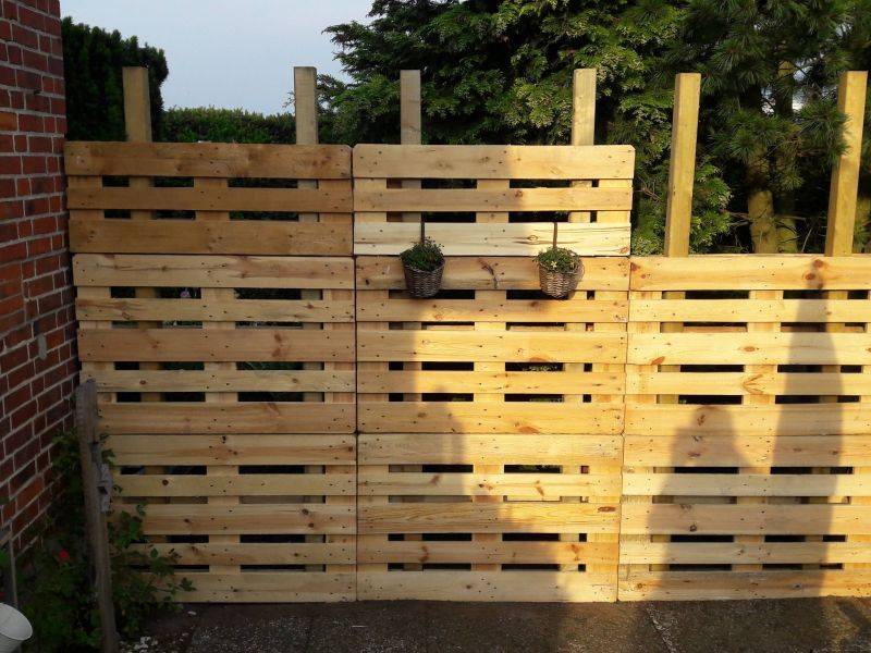 Забор из поддонов – как построить это оригинальное ограждение на собственной даче — дачники лайф