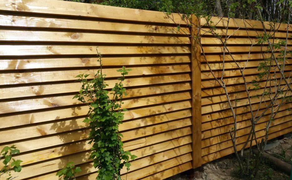 Деревянный забор лесенка: самостоятельное поэтапное строительство