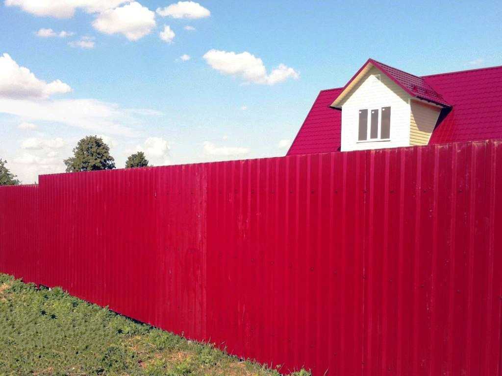 Красный забор: советы эксперта, как выбрать дизайн, оформить и правильно сочетать по цвету с крышей дома или фасадом стен