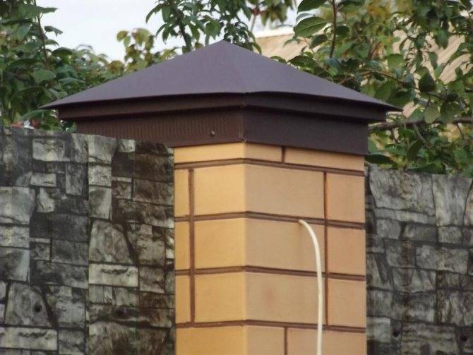 Колпаки на столбы для забора из кирпича или бетона – виды, формы, особенности самостоятельного изготовления и монтажа
