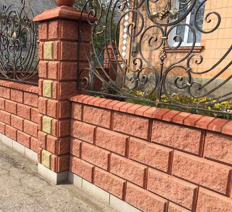 Декоративный бетонный забор — красивые примеры в ландшафтном дизайне