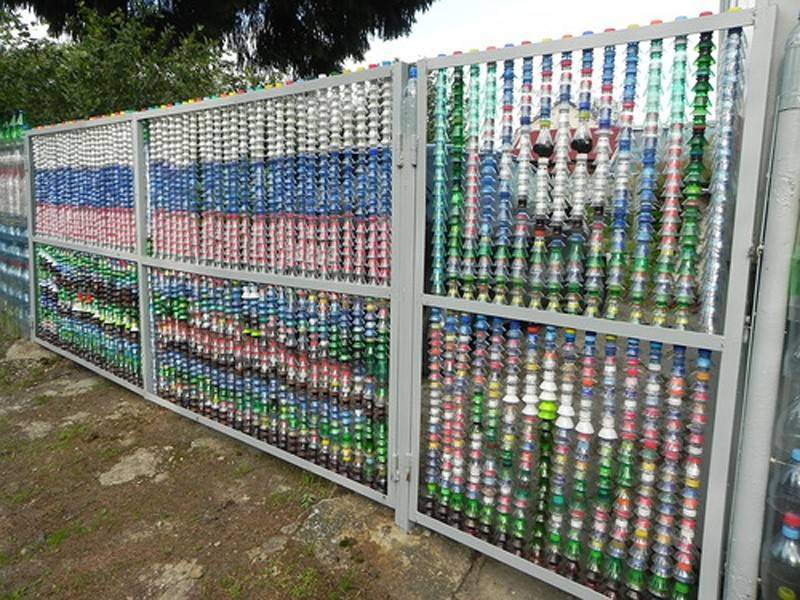 Делаем забор из пластиковых бутылок своими руками строительство и ремонт забора