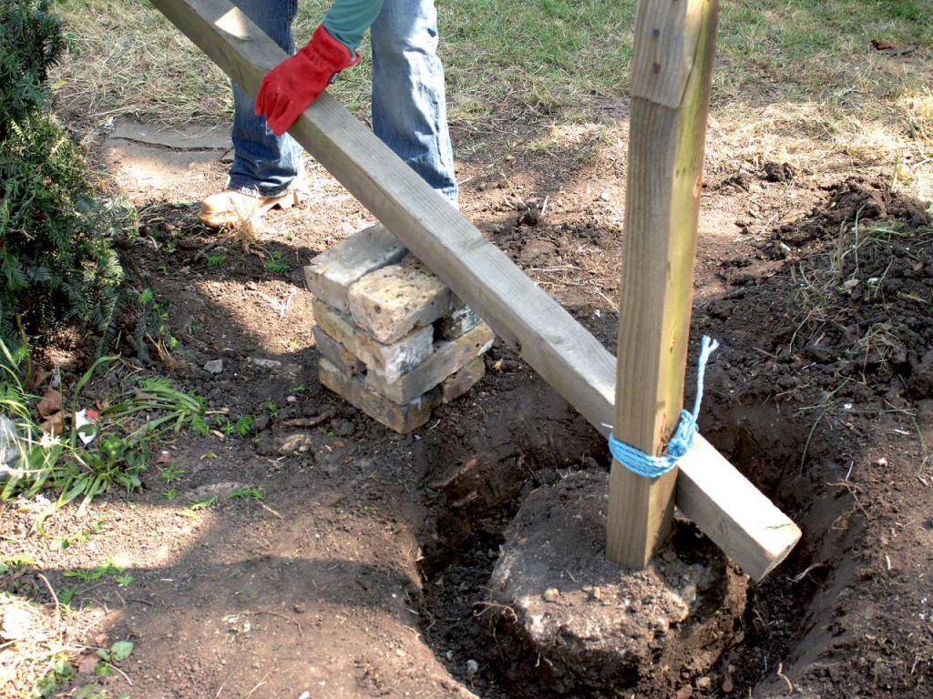 Глубина столбов для забора: на какую глубину выкапывать или ставить кирпичные сооружения, как их установить и бетонировать