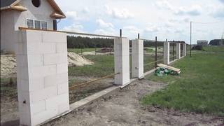 Забор из газобетона: строительство и фото столбов из газоблока