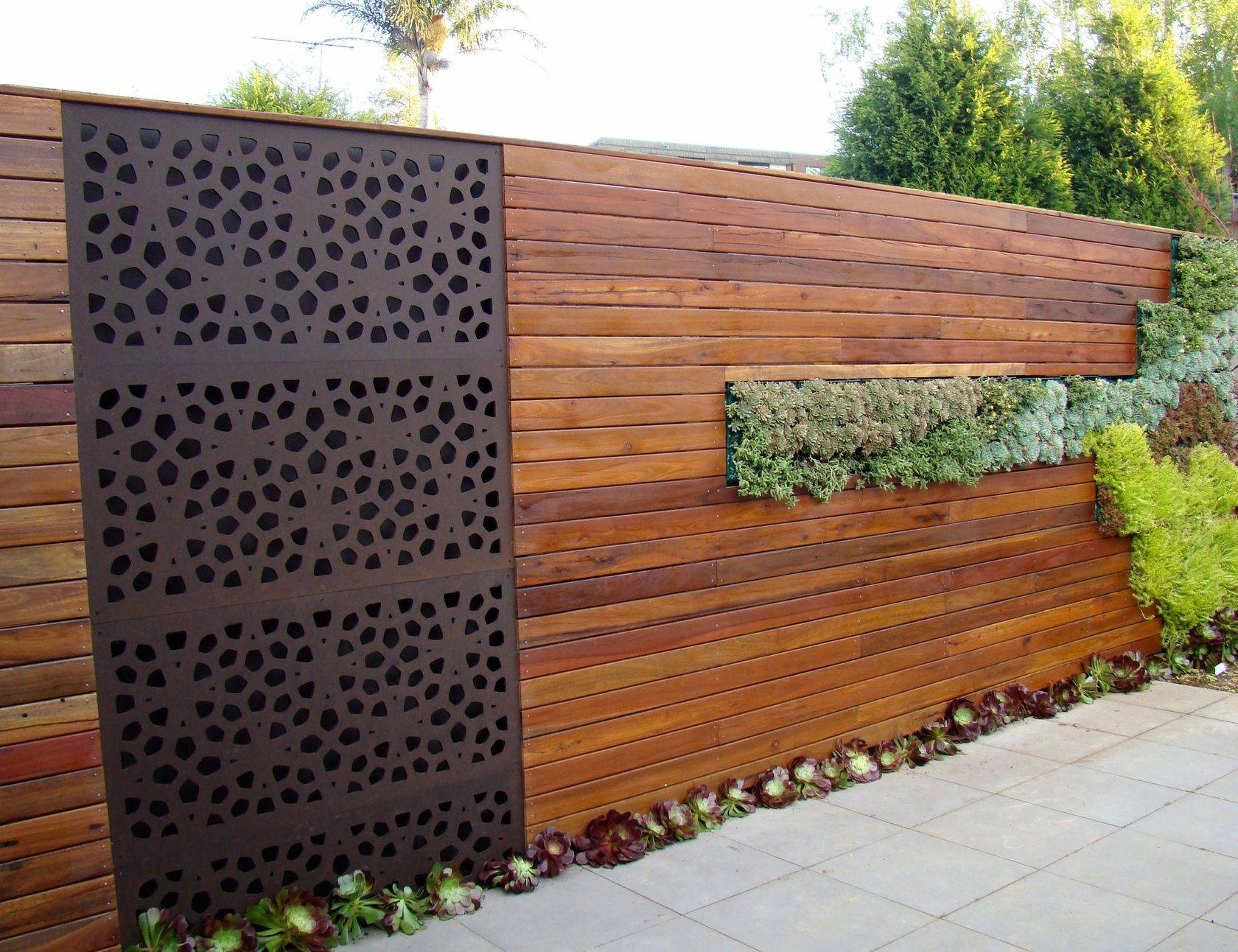 20 современных деревянных заборов, которые не только защитят, но и украсят любой загородный участок