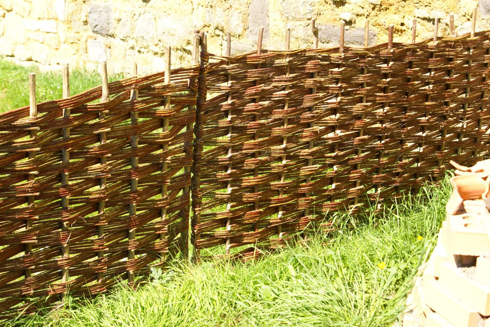 Плетеный забор – как самому сделать украшение для усадьбы