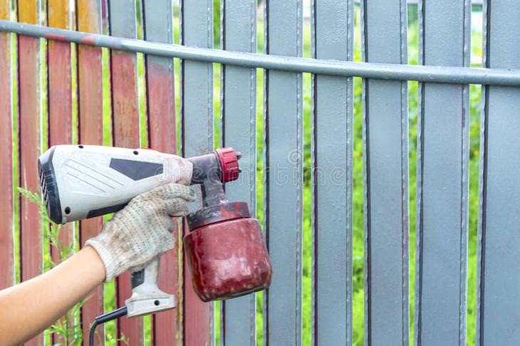 Как и чем покрасить металлический забор — читайте во всех подробностях