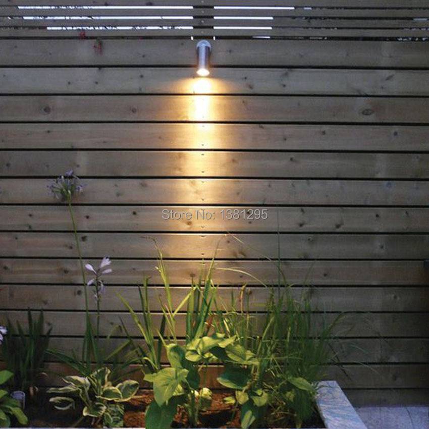 Подсветка забора загородного дома: выбор и монтаж светильников на столбы_ | iqelectro.ru