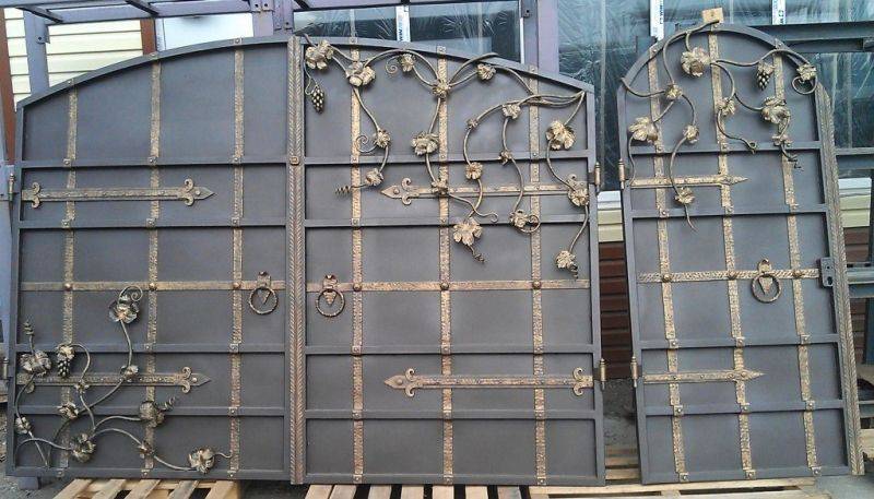 Красивые кованые заборы и ворота с калиткой: фото и эскизы вариантов