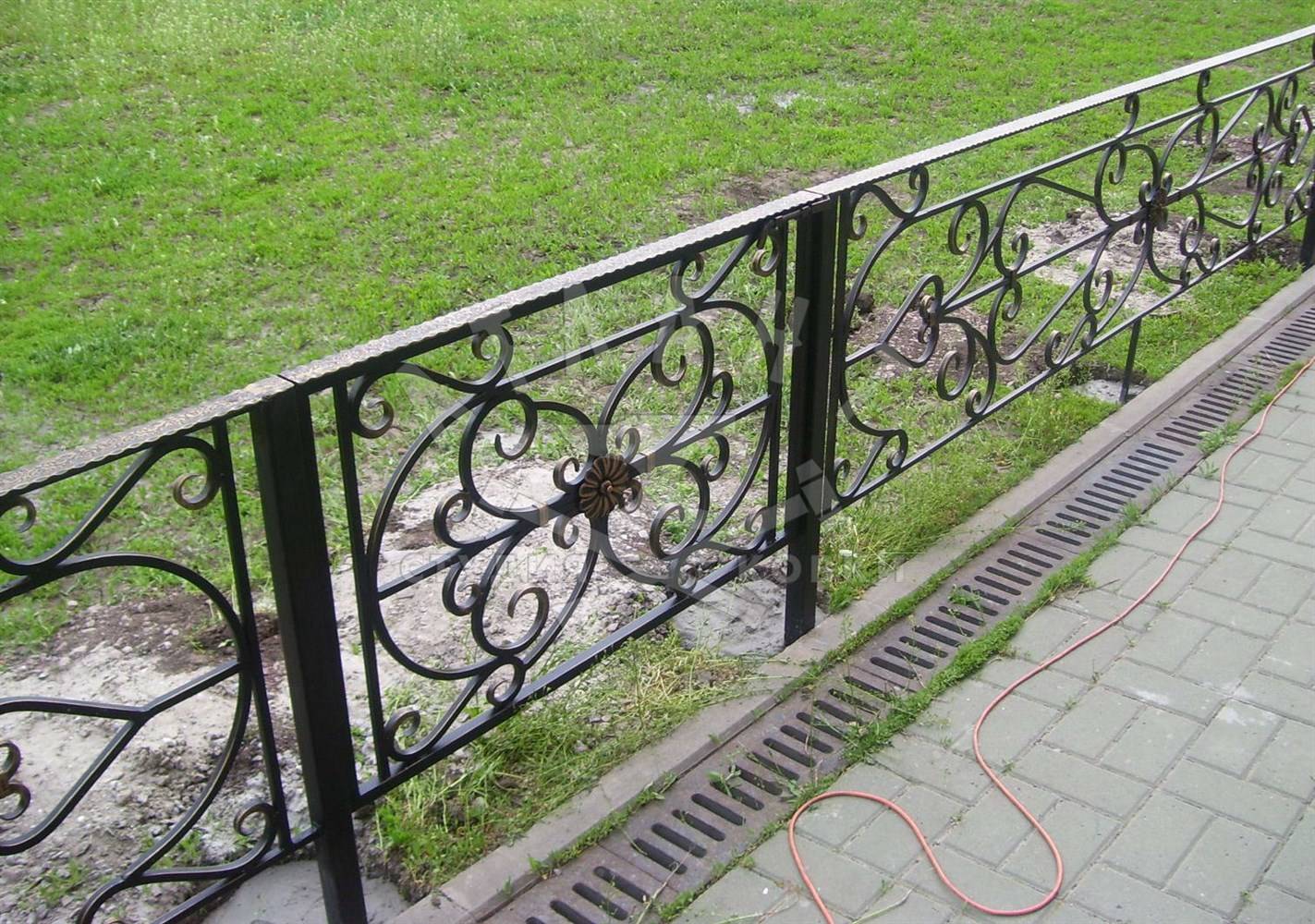 Как выбрать кованые ограды на кладбище: преимущества оградки, виды, правильный уход
